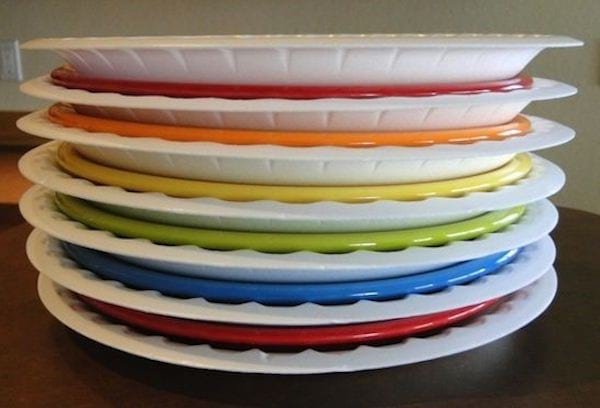 Assiettes en carton intercalées entre les assiettes pour les protéger pendant le déménagement