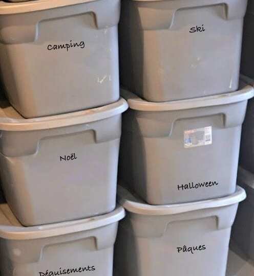 Boîtes de rangement en plastique étiquetées pour les objets saisonniers