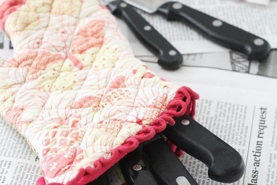 Couteaux de cuisine glissés dans un gant pour être transportés en toute sécurité