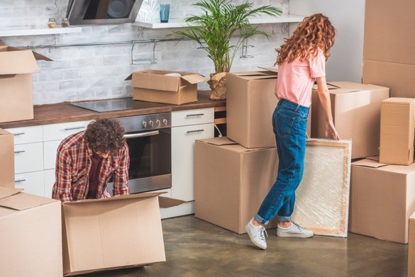 Cartons de déménagement empilés pendant l'emballage des objets fragiles