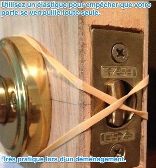 Élastique placé autour du loquet d'une porte pour l'empêcher de se verrouiller seule