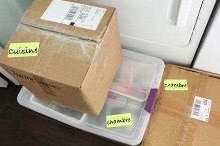 Étiquettes autocollantes de couleurs vives collées sur les cartons de déménagement