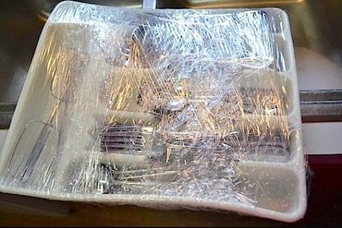 Tiroirs entourés de film plastique étirable pour empêcher leur contenu de se renverser