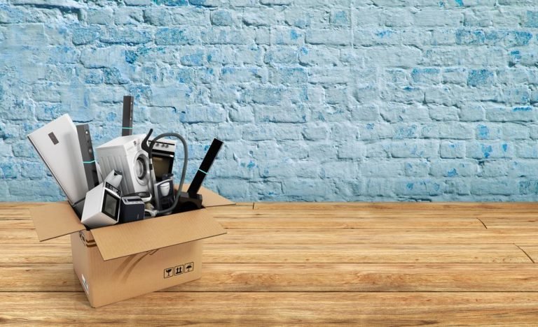 Outils et petits appareils regroupés dans un carton avant le déménagement