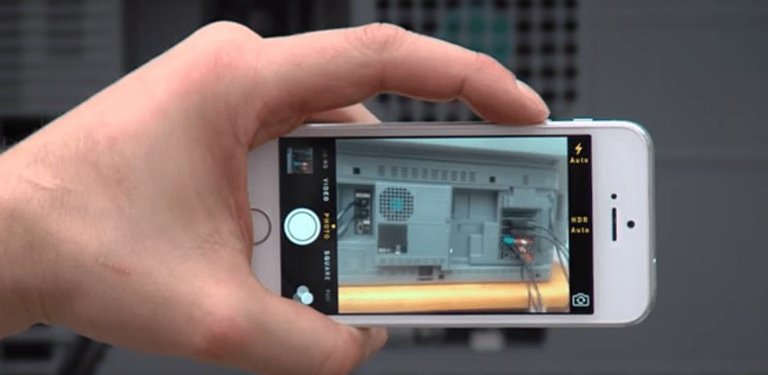 Téléphone photographiant les branchements d'un appareil avant de débrancher les câbles