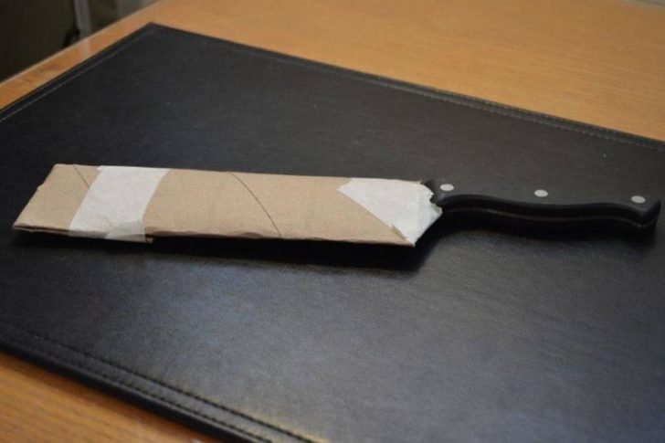 Lame de couteau protégée par un fourreau de carton avant d'être rangée dans un carton