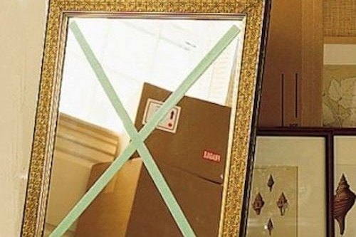 Miroir renforcé avec du ruban adhésif collé en croix avant le transport