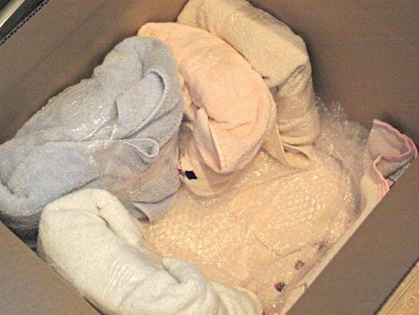 Serviettes de toilette utilisées pour protéger des objets fragiles dans un carton
