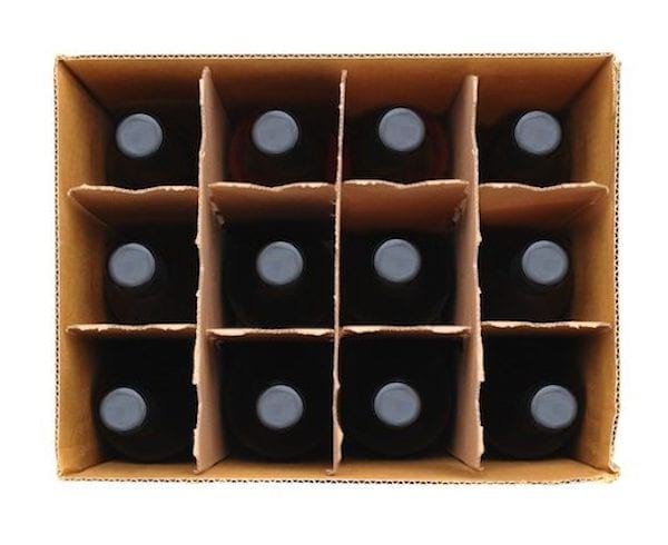 Carton à bouteilles de vin utilisé pour transporter des verres à pied sans les casser
