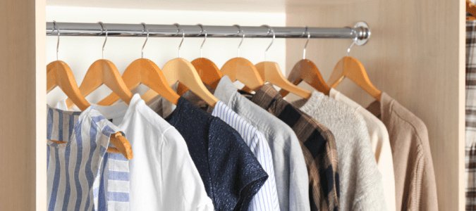 Vêtements laissés sur leurs cintres pour gagner du temps pendant le déménagement