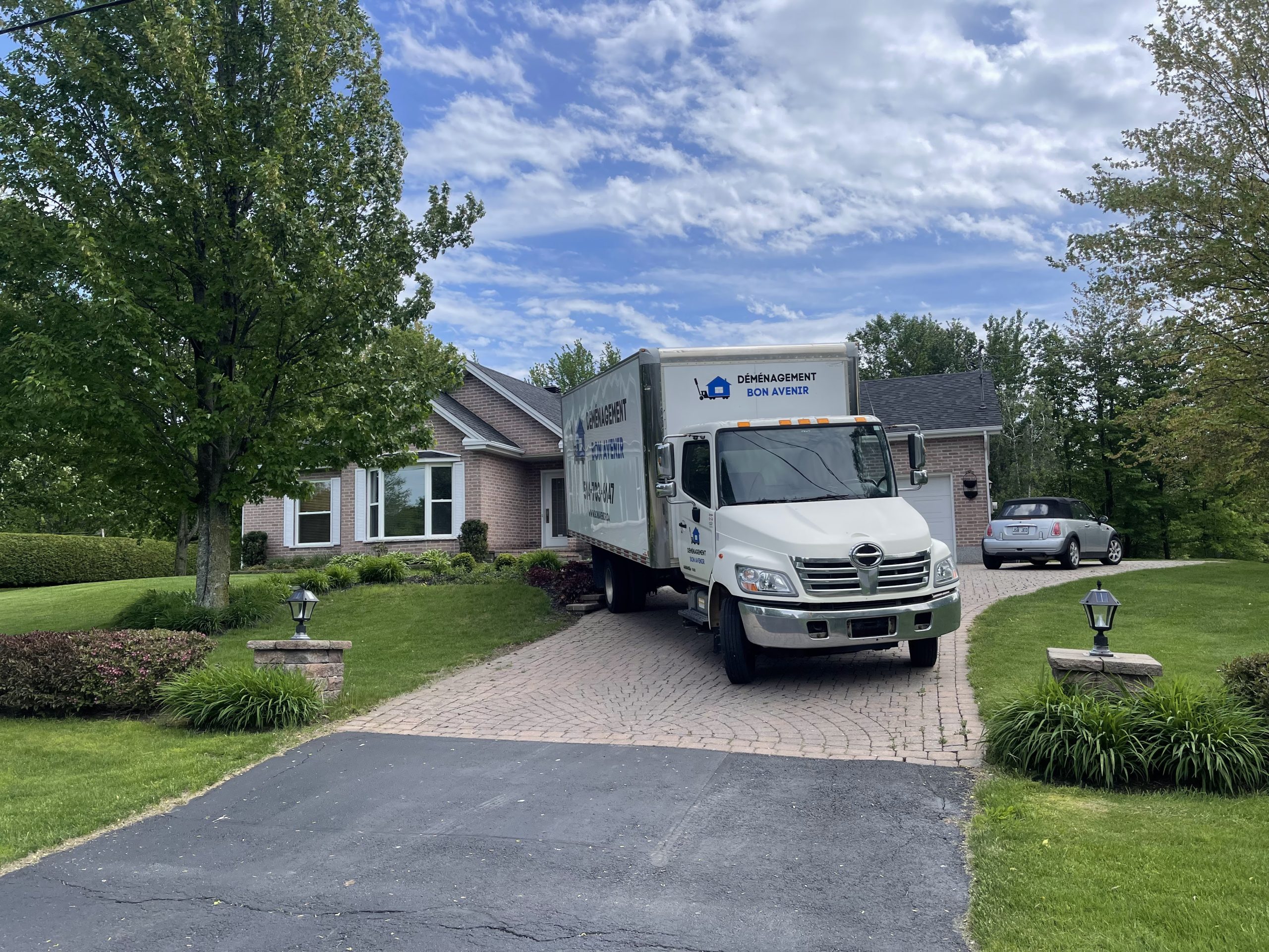 Camion de Déménagement Bon Avenir stationné devant une maison pour un déménagement de dernière minute à Montréal