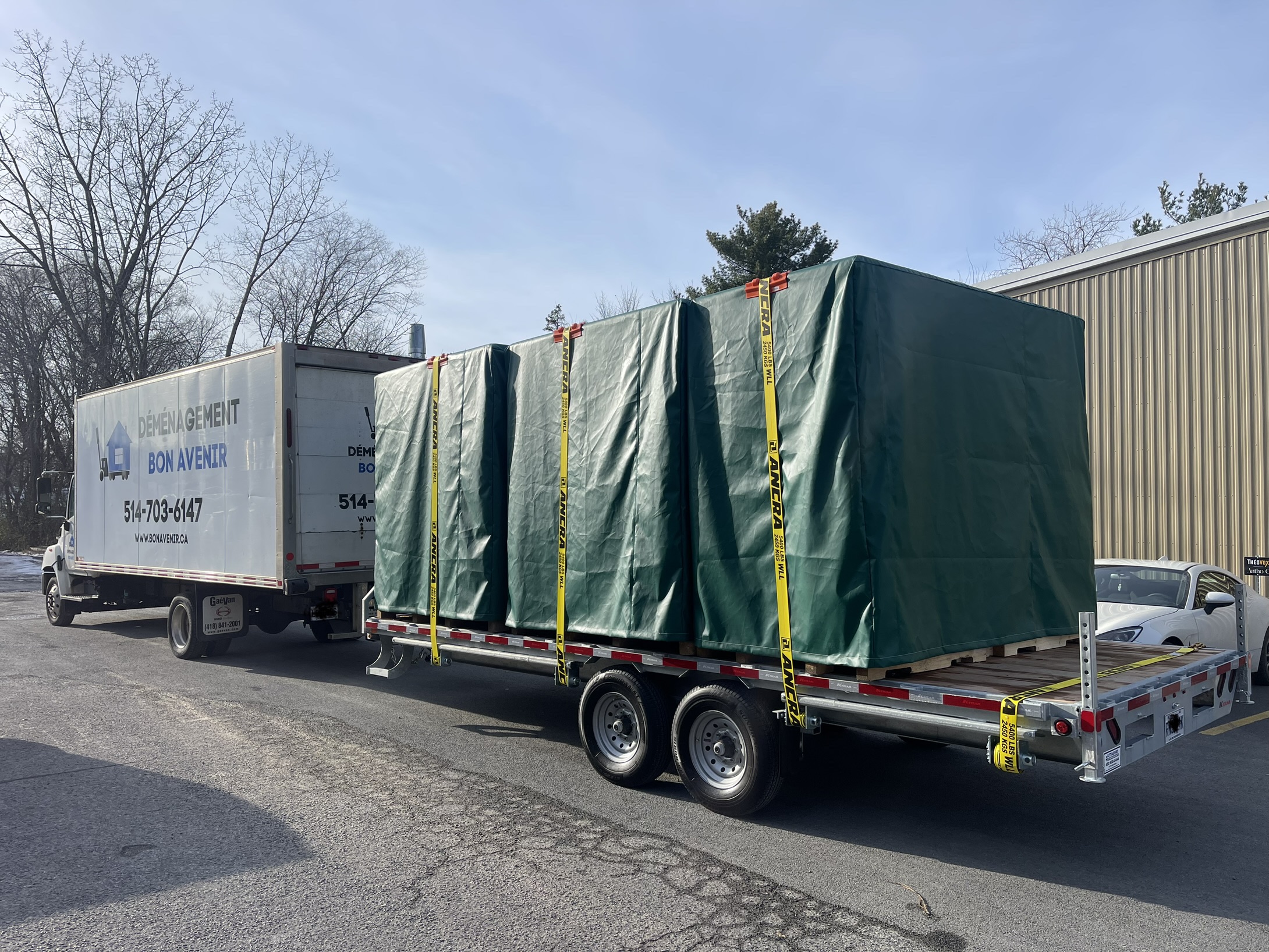 Camion de Déménagement Bon Avenir tirant une remorque chargée et bâchée pour un déménagement longue distance au départ de Montréal