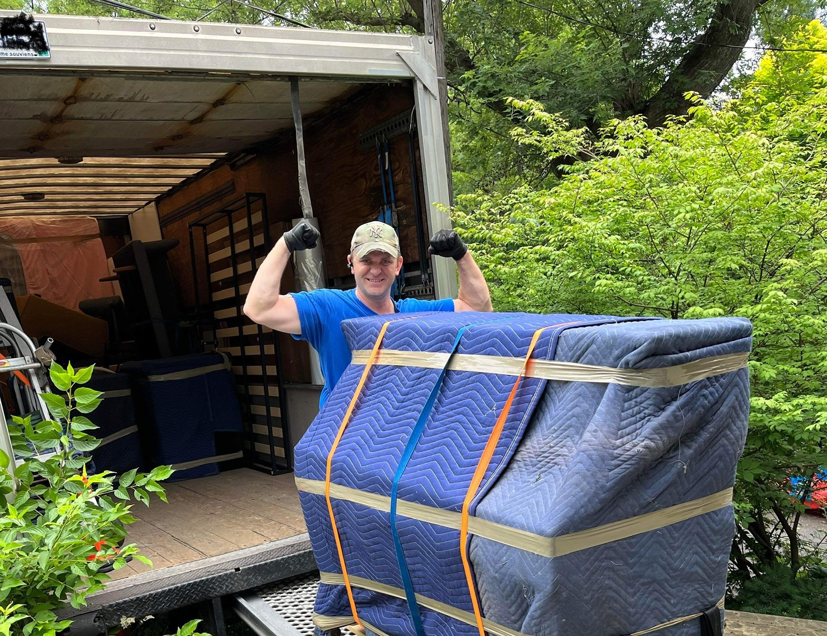 Équipe de Déménagement Bon Avenir chargeant un piano droit emballé et sanglé dans le camion, Montréal