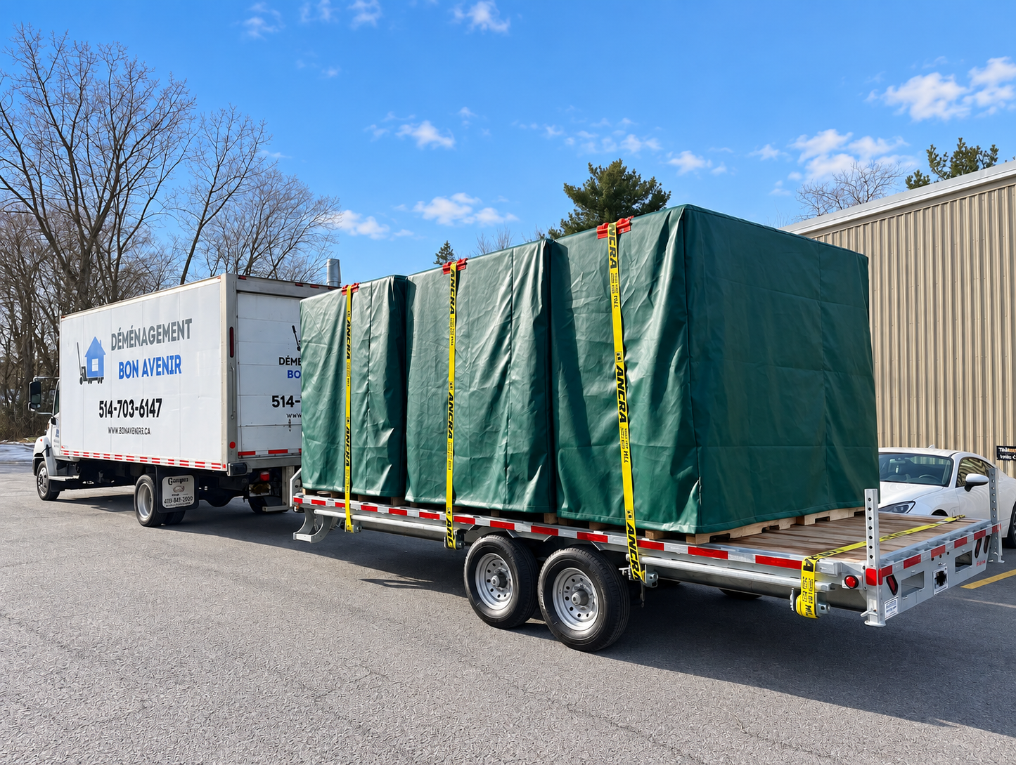 Camion Déménagement Bon Avenir et remorque chargée de conteneurs Bon Cube protégés sous bâches vertes